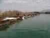 249 Bojana rijeka i restorani s mosta.JPG