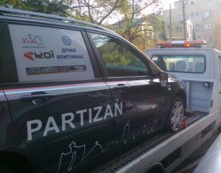 Huligani isekli gume i polomili retrovizore na vozilu BK Partizan