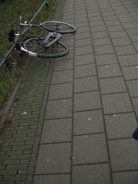 Vrlo popularan način parkiranja bicikla u Amsterdamu :)