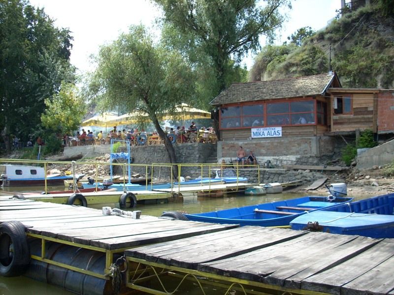 Biciklisticki karavan u kafani