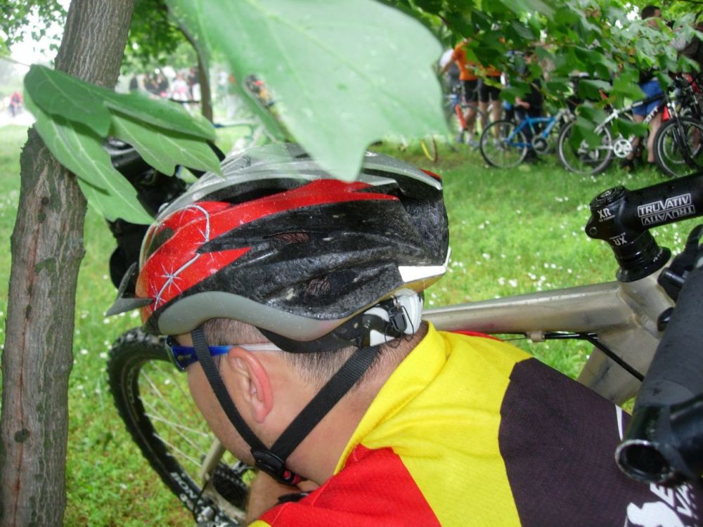 Mix &amp; bike ispod drveta