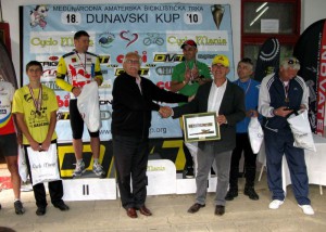 dunavski kup - predsednik BSB popov predaje plaketu tarjanu