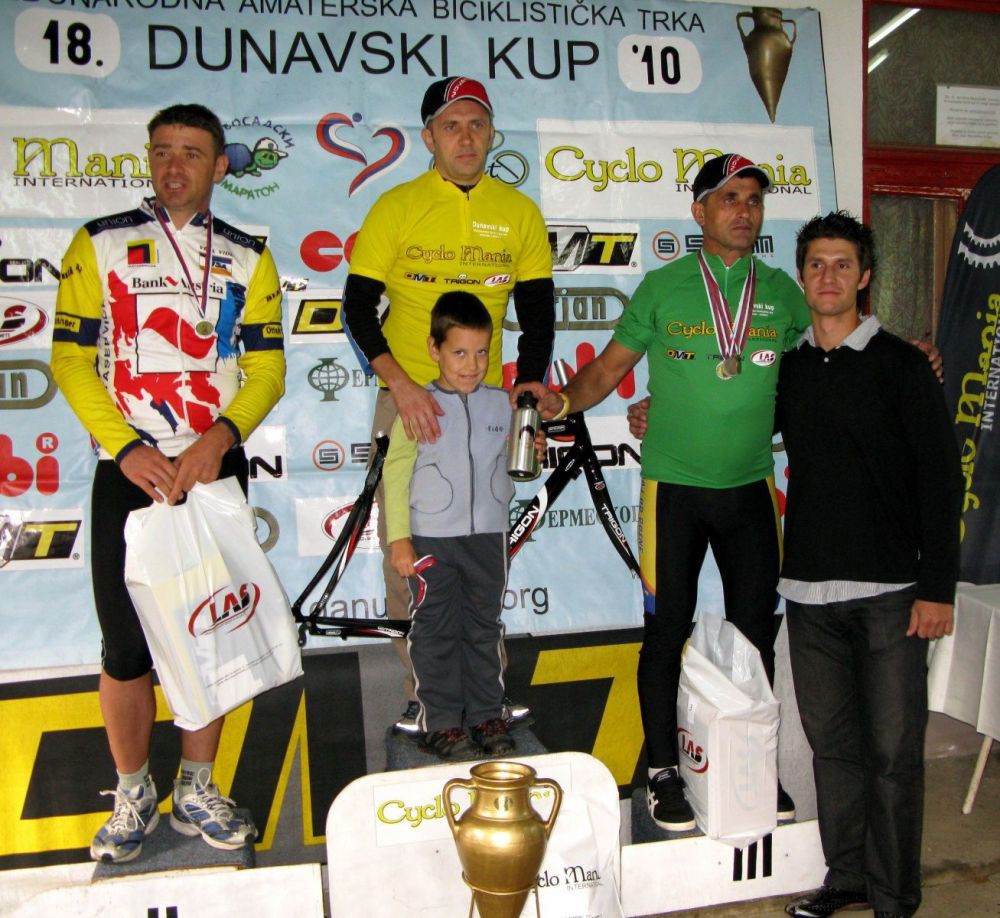 dunavski kup - zoltan tarjan sa osvajacima majica 2