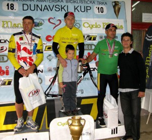 dunavski kup - zoltan tarjan sa osvajacima majica 2