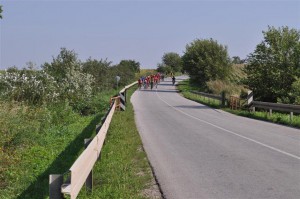 Biciklisti voze u dečiji kamp
