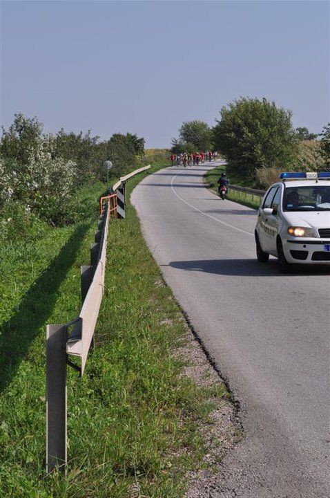 Biciklisti voze u dečiji kamp