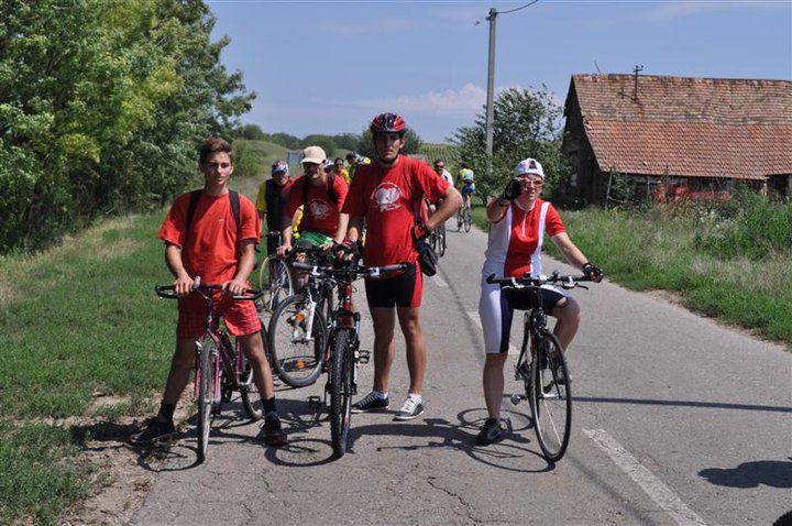 Biciklisti voze u dečiji kamp