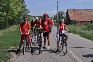 Biciklisti voze u dečiji kamp