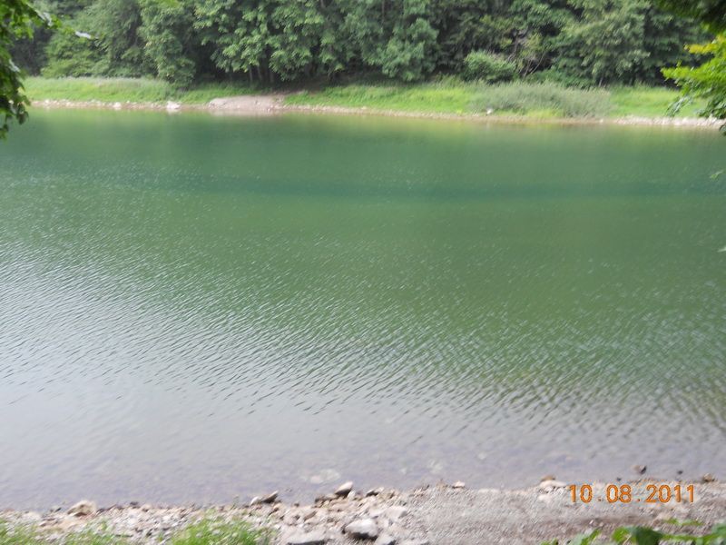 Reka teče i kroz jezero
