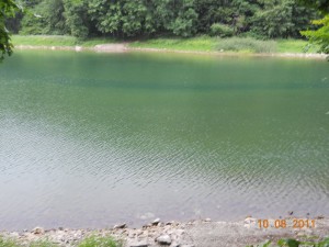 Reka teče i kroz jezero