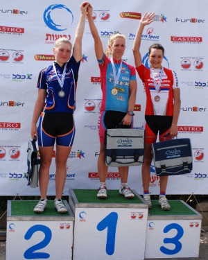 jovana crnogorac desno na postolju izrael